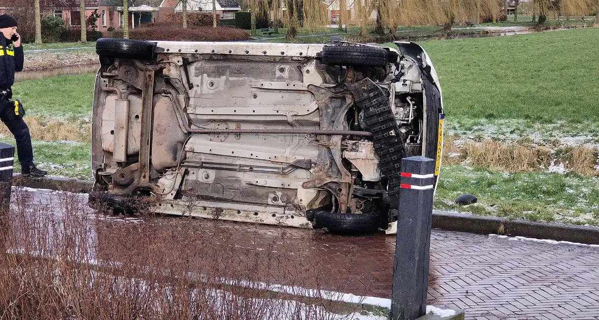 Automobilist belandt met auto op zijkant - Foto 2