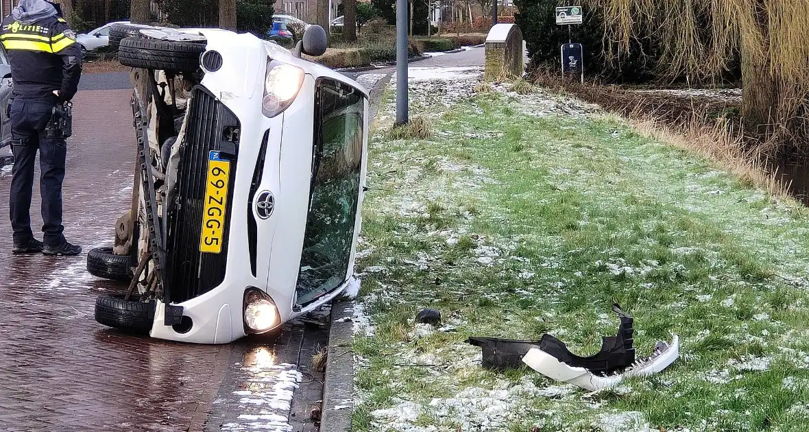 Automobilist belandt met auto op zijkant - Foto 3