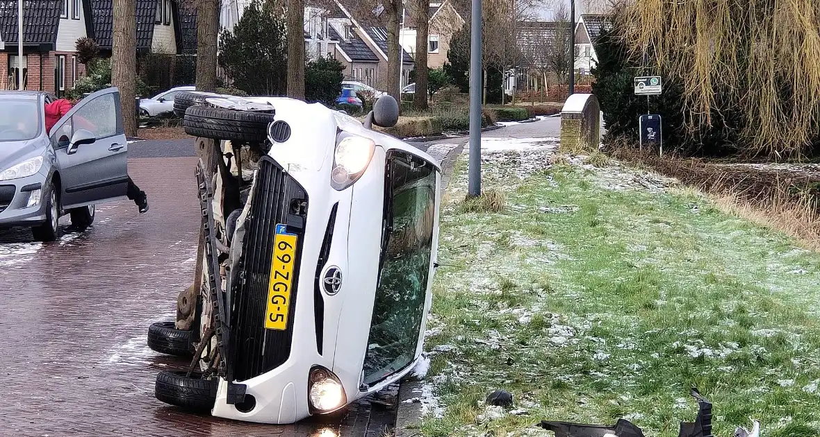 Automobilist belandt met auto op zijkant - Foto 4