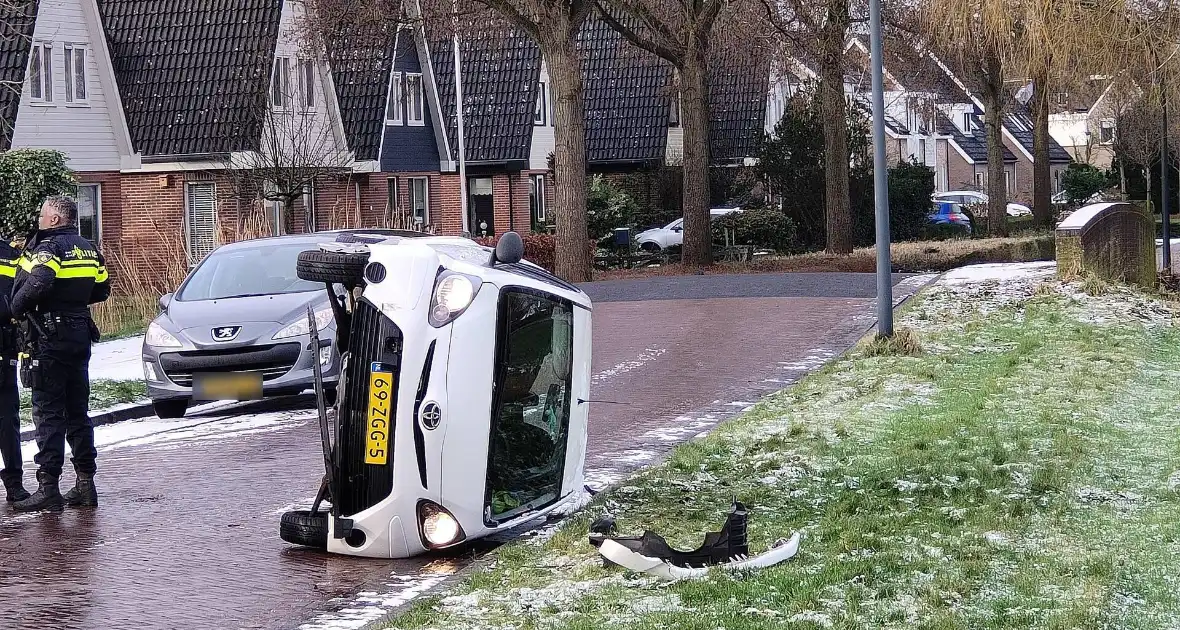 Automobilist belandt met auto op zijkant - Foto 5