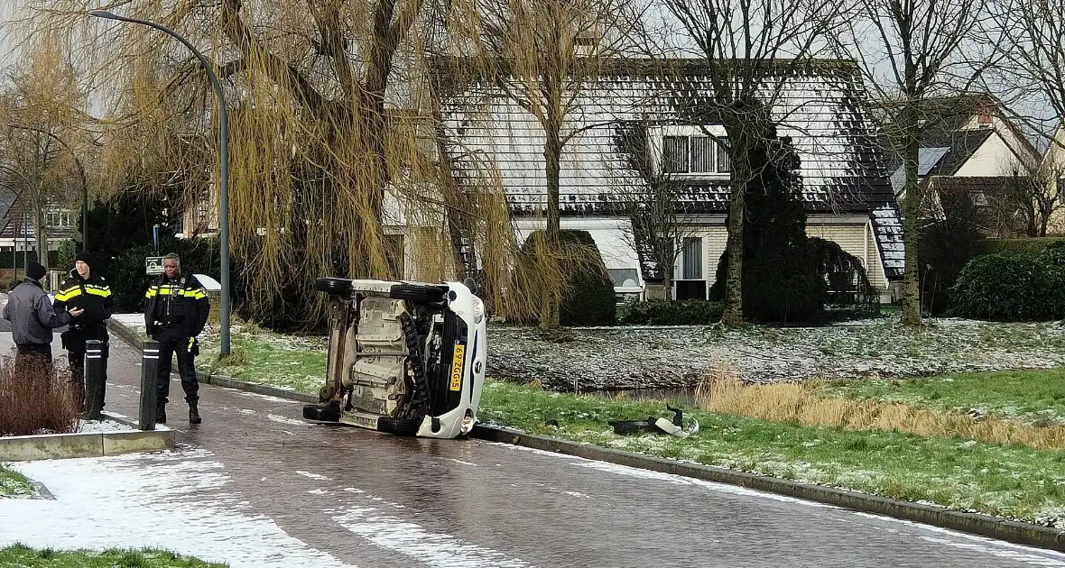 Automobilist belandt met auto op zijkant - Foto 6