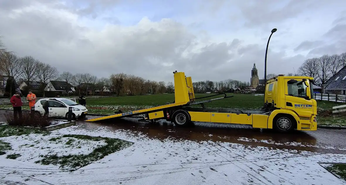 Automobilist belandt met auto op zijkant - Foto 7