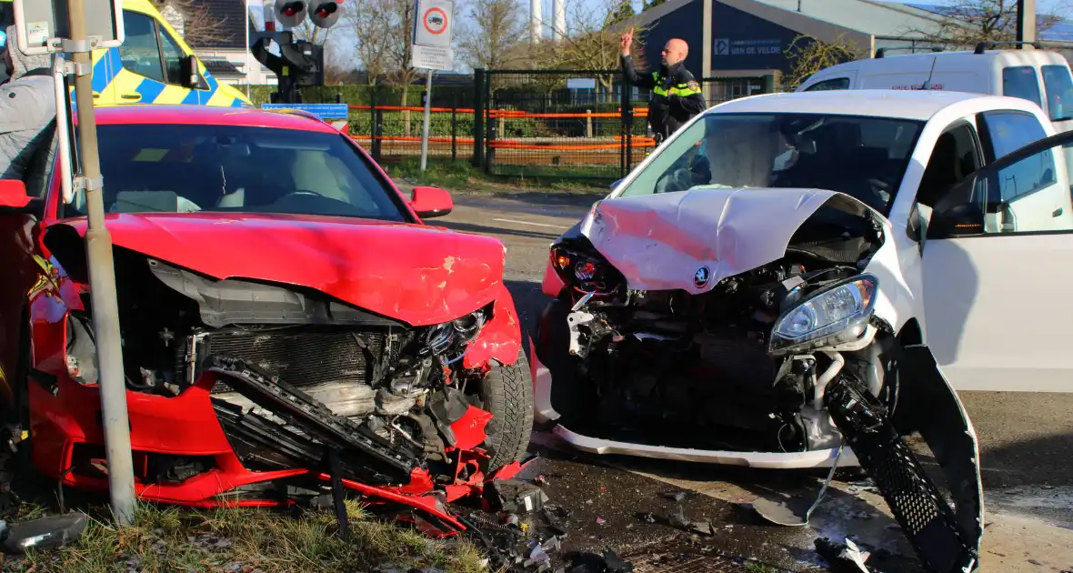 Twee voertuigen met elkaar in botsing - Foto 1