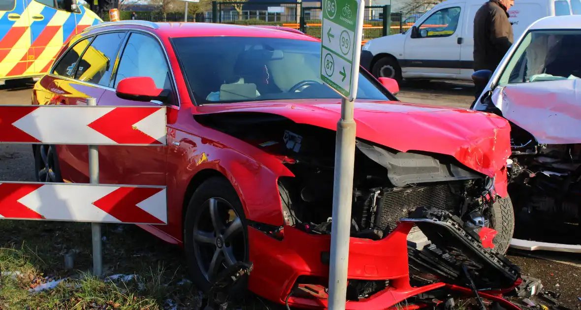 Twee voertuigen met elkaar in botsing - Foto 10