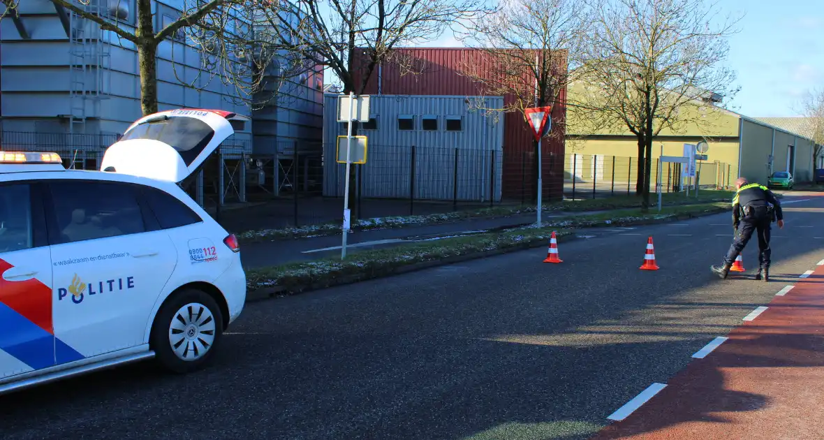 Twee voertuigen met elkaar in botsing - Foto 12