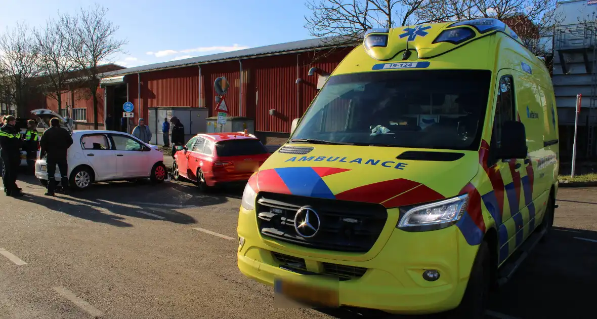 Twee voertuigen met elkaar in botsing - Foto 13