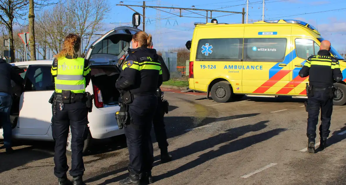 Twee voertuigen met elkaar in botsing - Foto 14