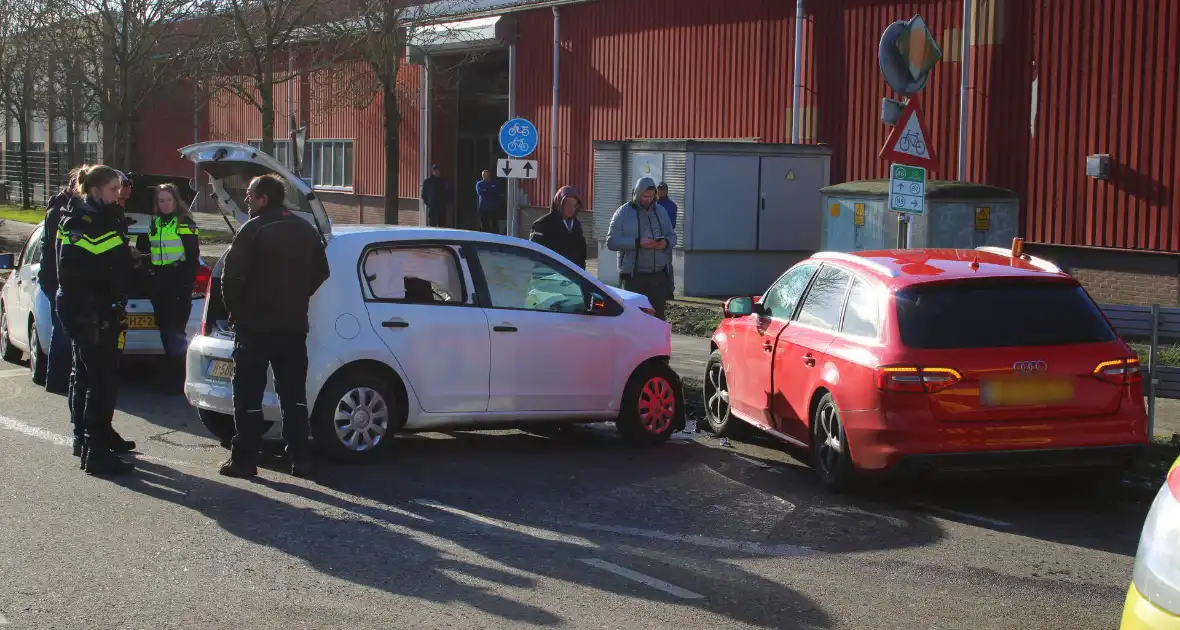 Twee voertuigen met elkaar in botsing - Foto 16