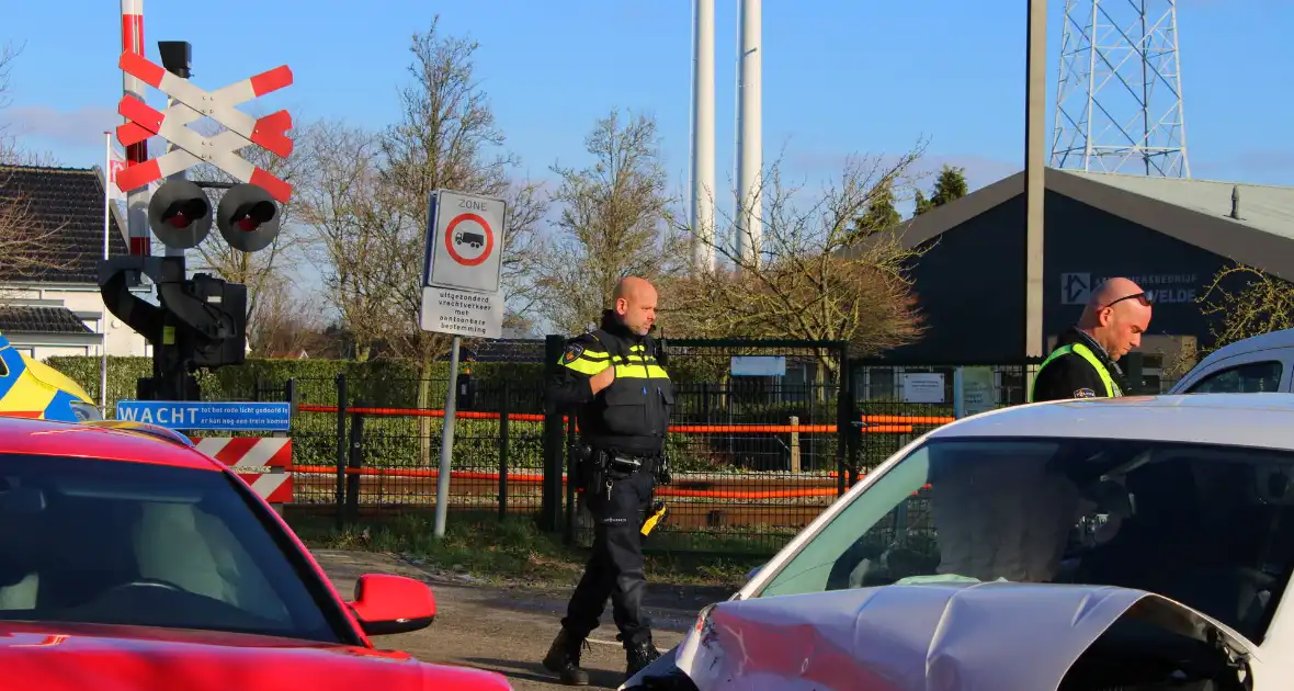 Twee voertuigen met elkaar in botsing - Foto 3