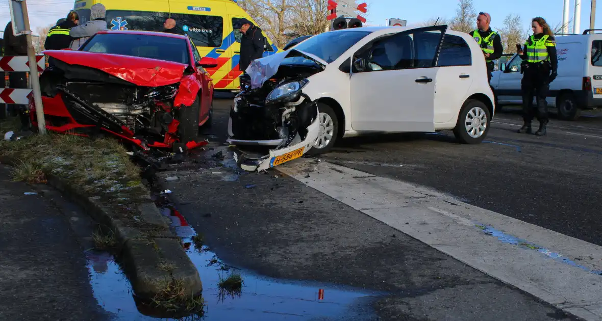 Twee voertuigen met elkaar in botsing - Foto 4