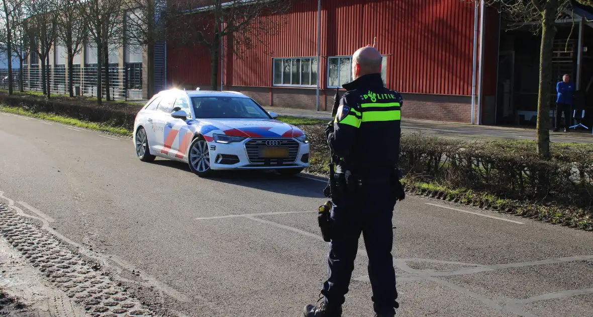 Twee voertuigen met elkaar in botsing - Foto 6