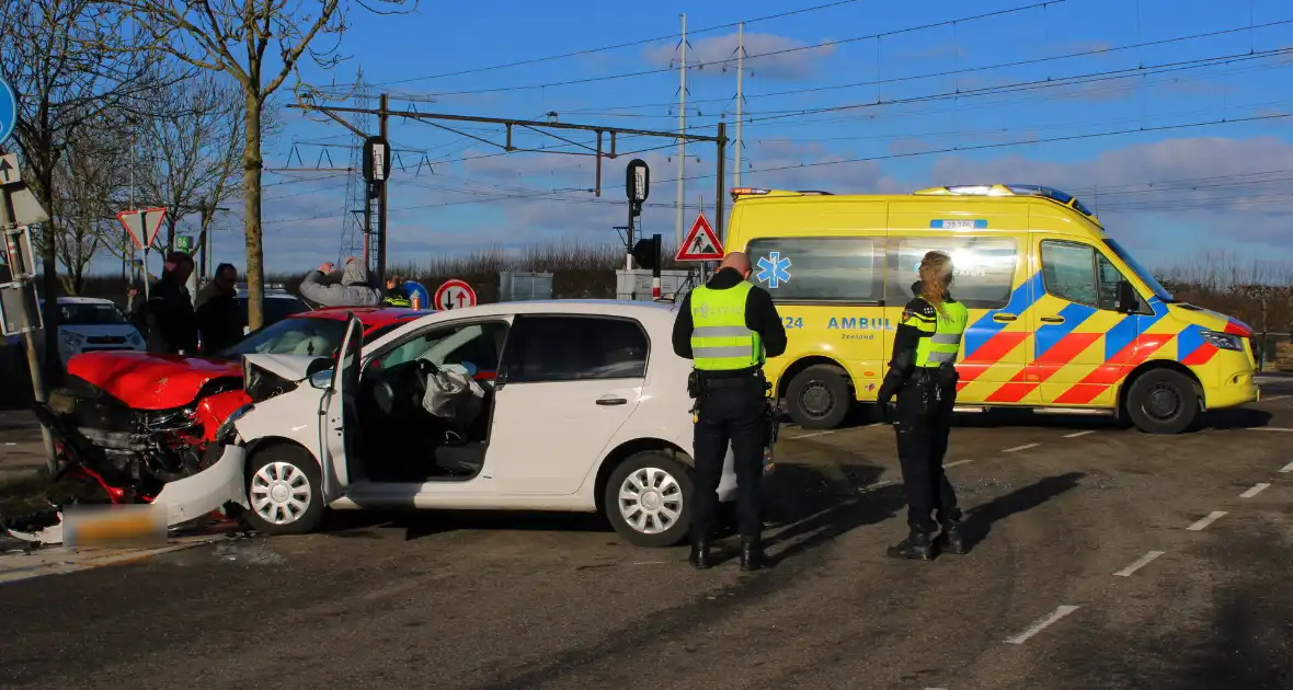 Twee voertuigen met elkaar in botsing - Foto 7