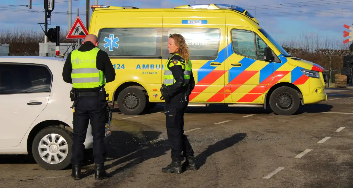 Twee voertuigen met elkaar in botsing - Foto 8