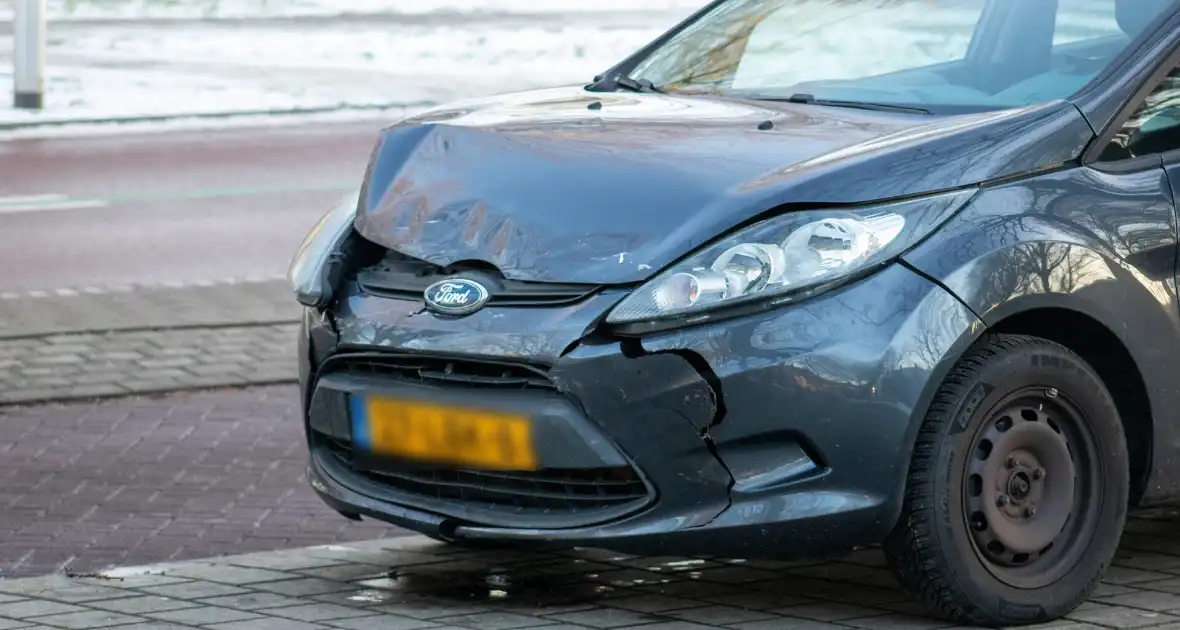 Fikse schade bij aanrijding tussen twee voertuigen - Foto 1