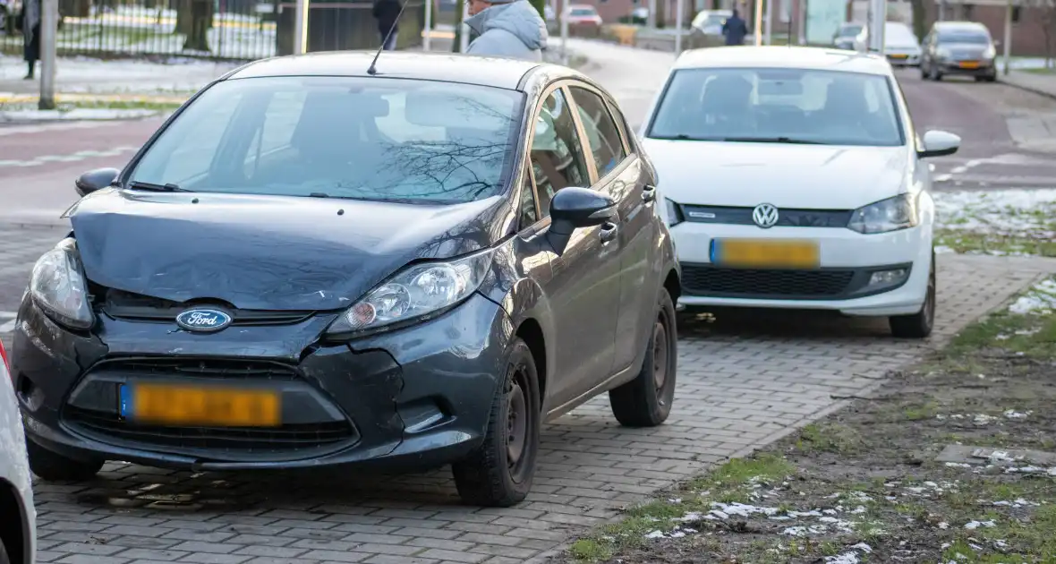 Fikse schade bij aanrijding tussen twee voertuigen - Foto 3