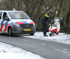 Scooterrijder vliegt uit de bocht en rijdt heuvel af