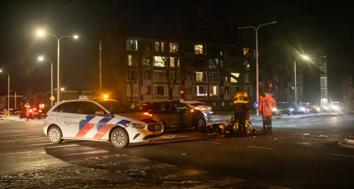 Gewonde en schade na botsing tussen auto en scooter