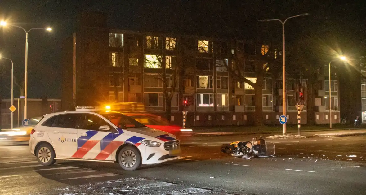 Gewonde en schade na botsing tussen auto en scooter - Foto 1