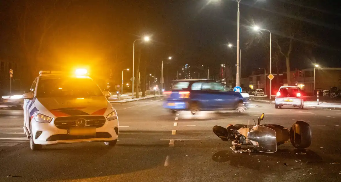 Gewonde en schade na botsing tussen auto en scooter - Foto 2