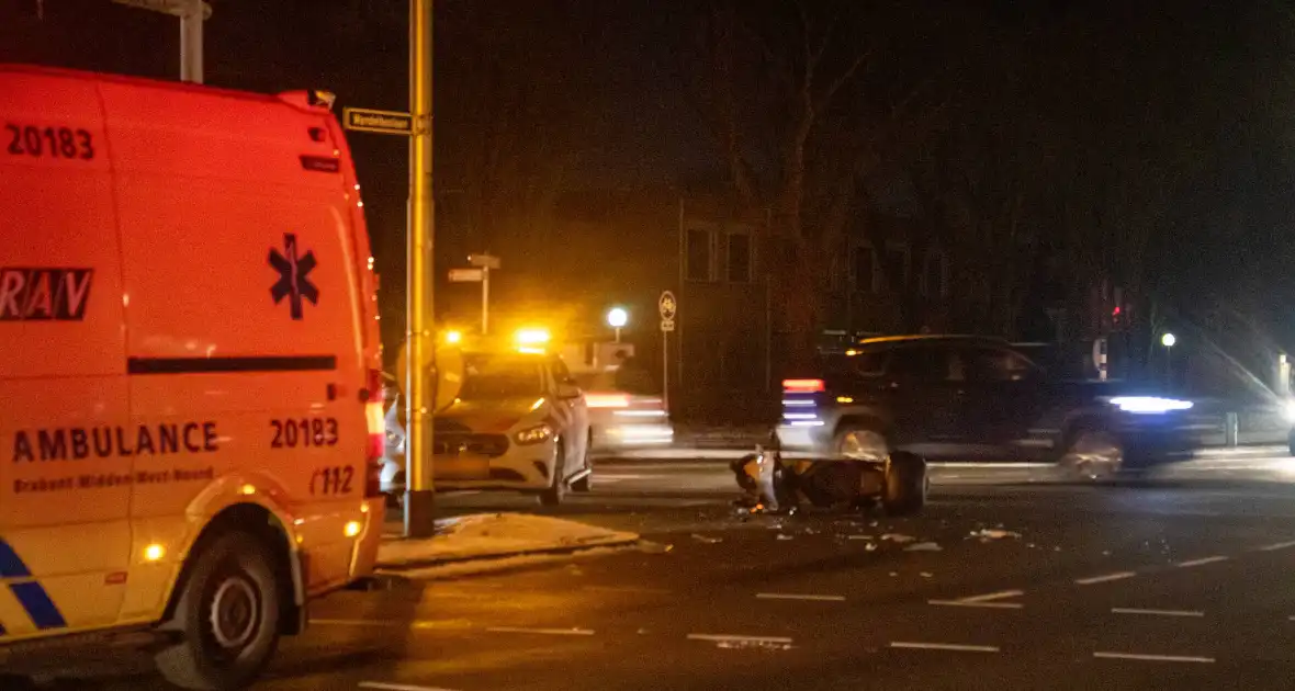 Gewonde en schade na botsing tussen auto en scooter - Foto 3