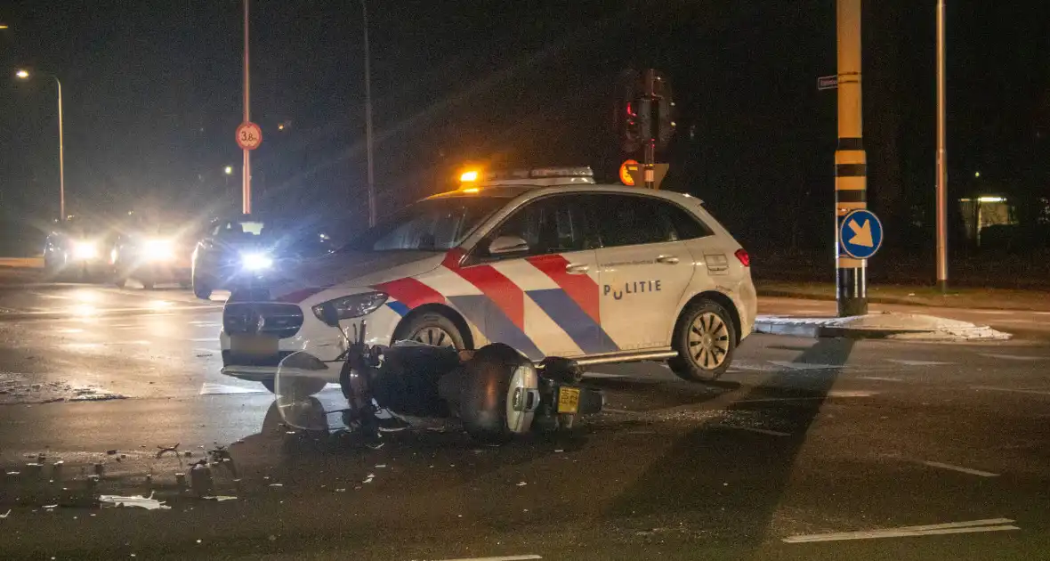 Gewonde en schade na botsing tussen auto en scooter - Foto 4