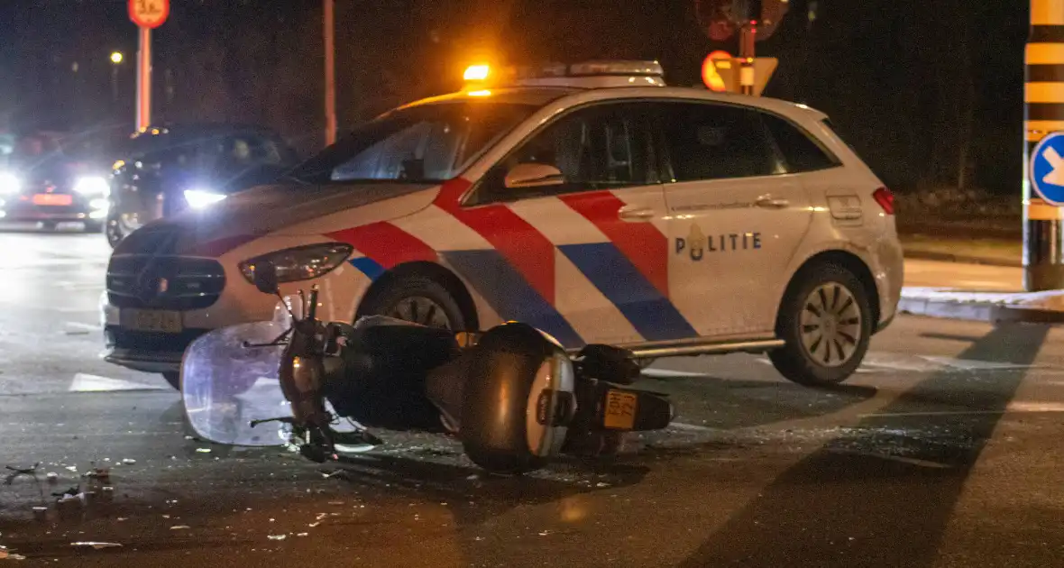 Gewonde en schade na botsing tussen auto en scooter - Foto 5