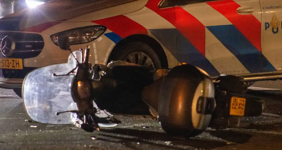 Gewonde en schade na botsing tussen auto en scooter - Foto 6