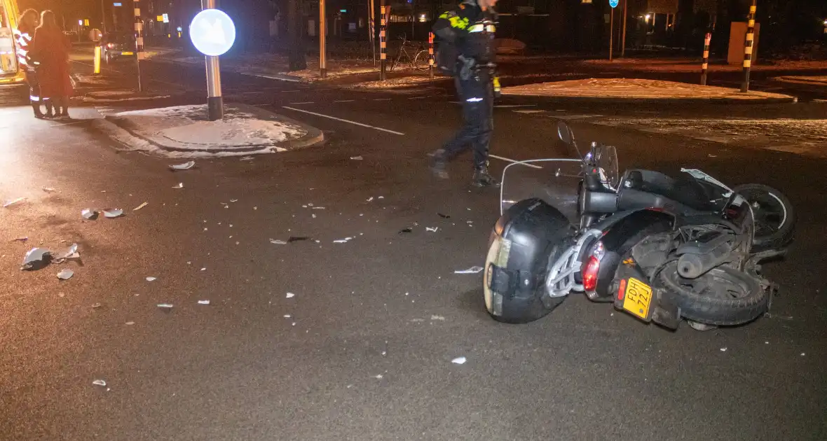 Gewonde en schade na botsing tussen auto en scooter - Foto 7