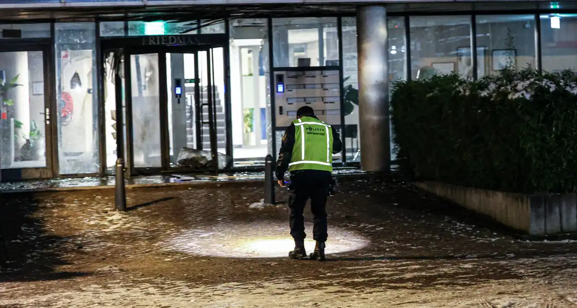 Veel schade na explosie bij bedrijfsverzamelgebouw - Foto 1