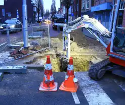 Sinkholen in de weg door kapotte riolering