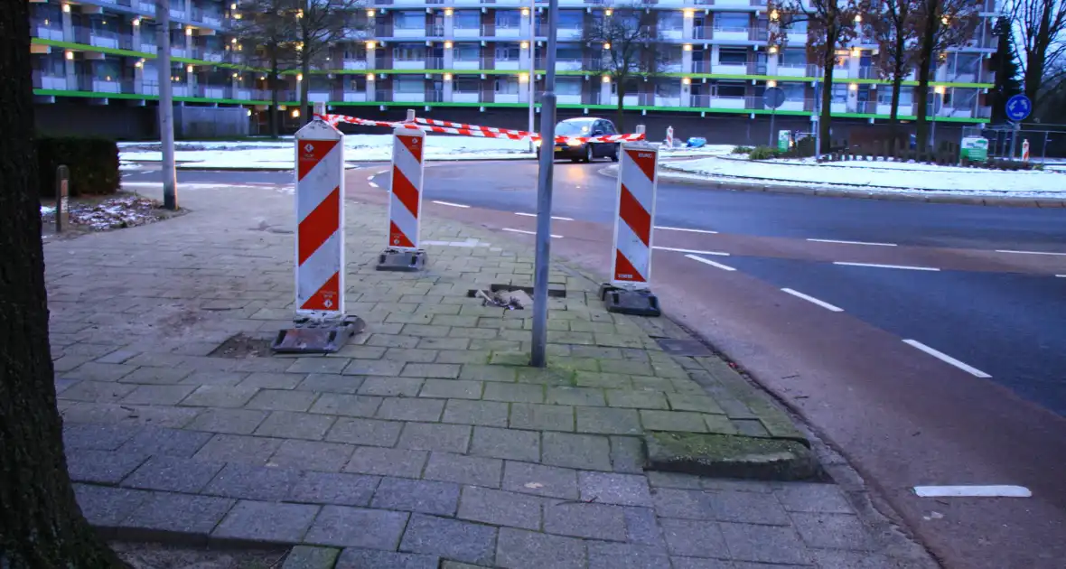 Sinkholen in de weg door kapotte riolering - Foto 3