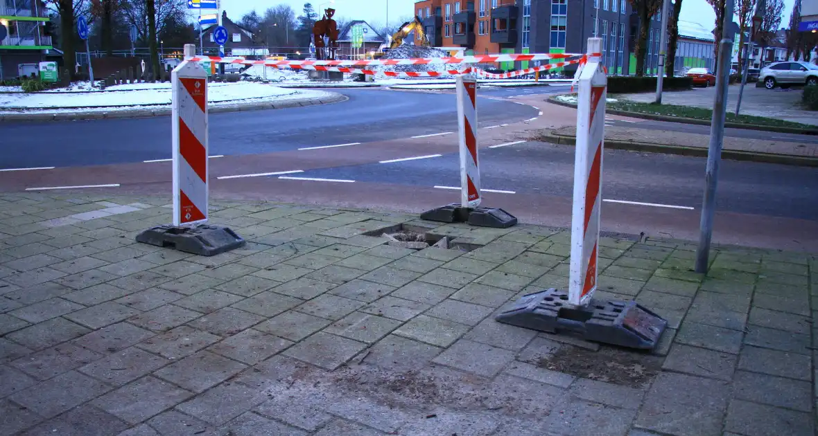 Sinkholen in de weg door kapotte riolering - Foto 6