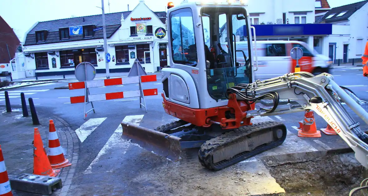 Sinkholen in de weg door kapotte riolering - Foto 7