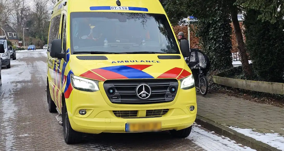 Fietsster gewond na val op spekgladde weg