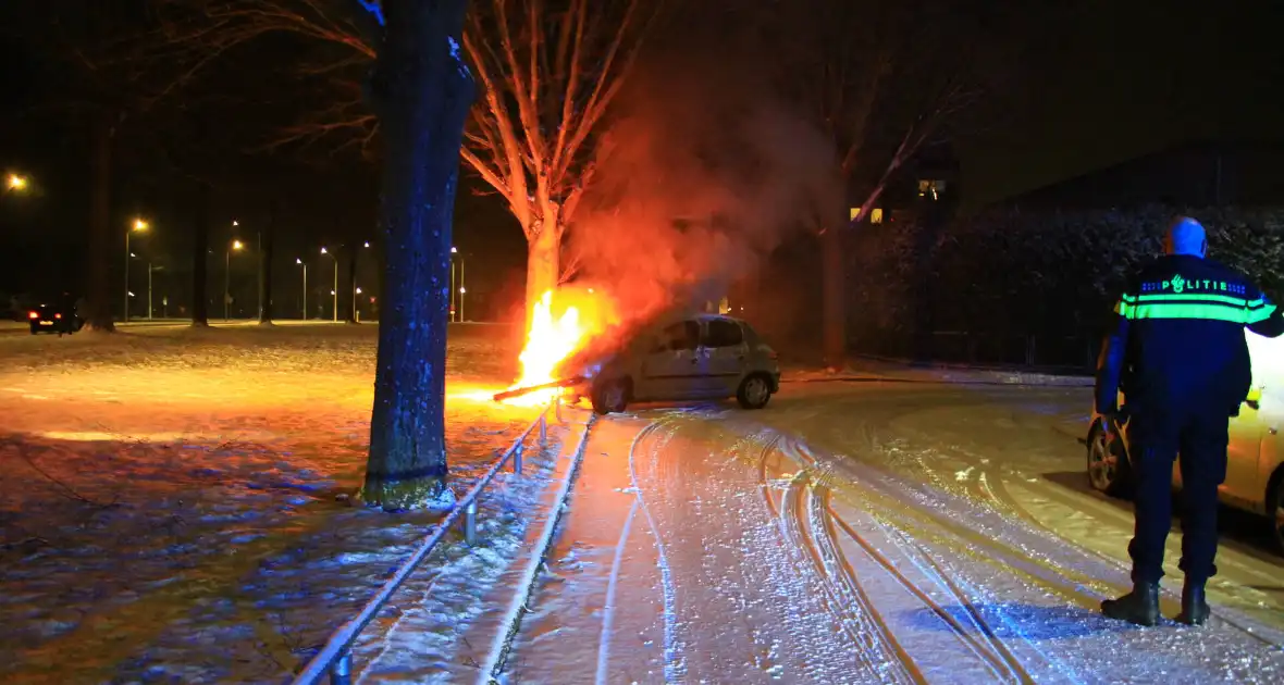 Personen auto volledig uitgebrand - Foto 1