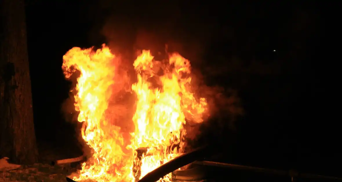 Personen auto volledig uitgebrand - Foto 2