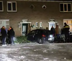 Automobilist glijdt van de weg en ramt woning