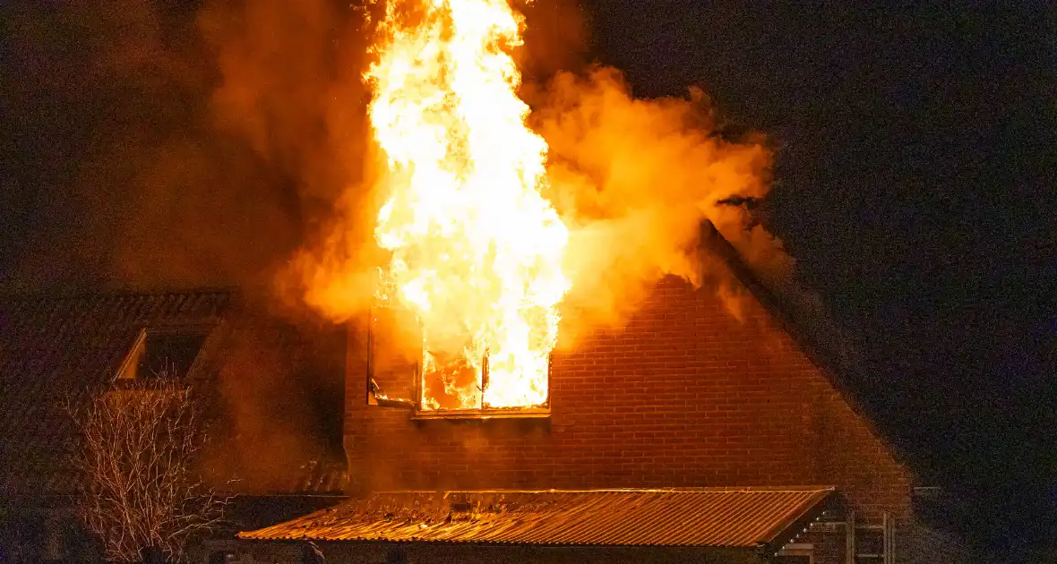Flinke vlammen bij uitslaande woningbrand - Foto 1