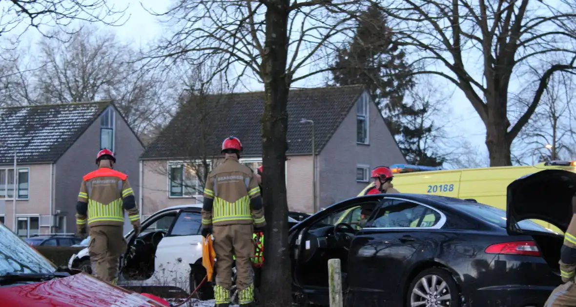 Twee gewonden bij ongeval op rotonde - Foto 1