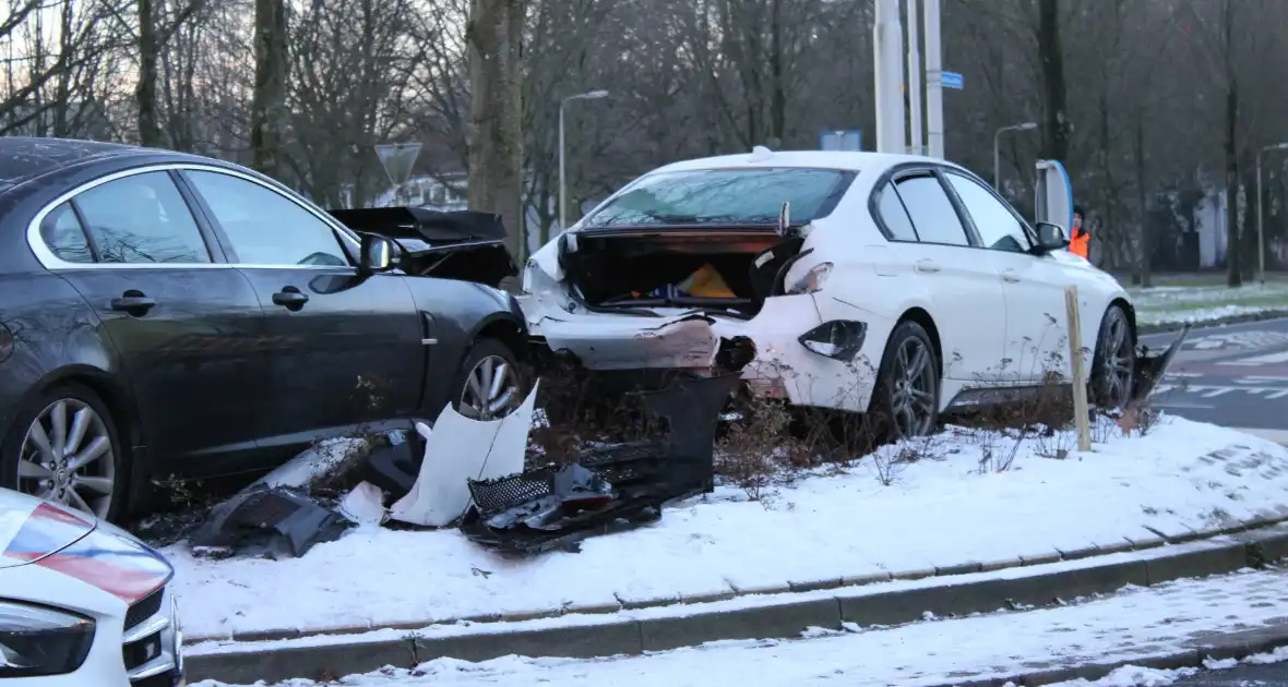 Twee gewonden bij ongeval op rotonde - Foto 11