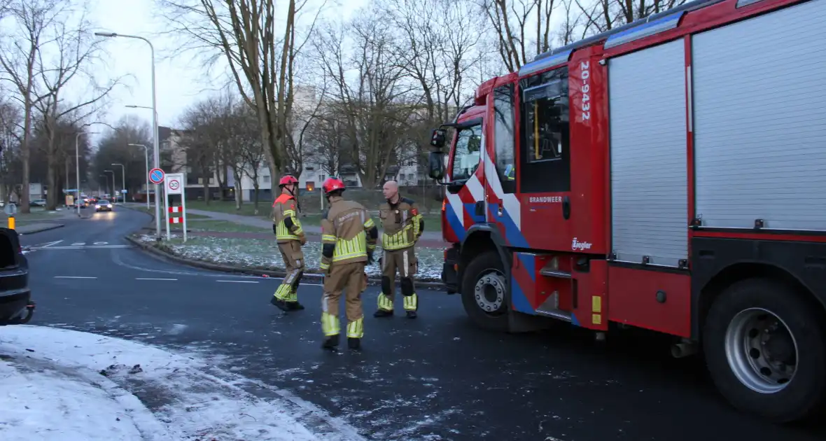 Twee gewonden bij ongeval op rotonde - Foto 12