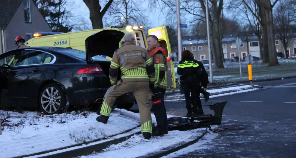 Twee gewonden bij ongeval op rotonde - Foto 2