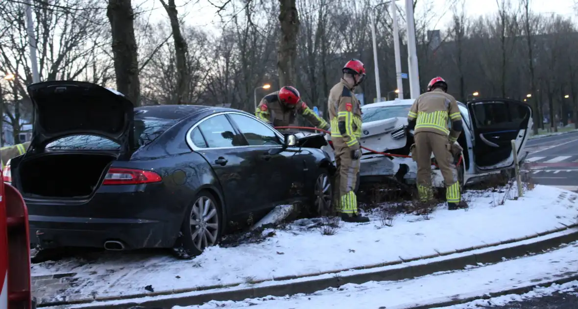 Twee gewonden bij ongeval op rotonde - Foto 3