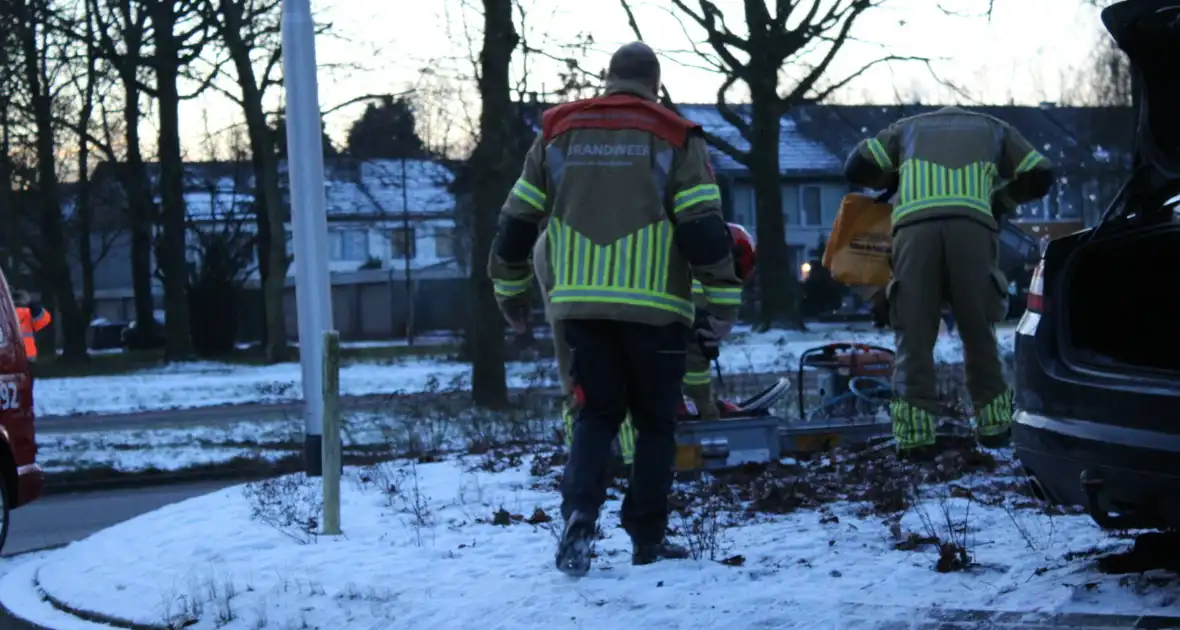 Twee gewonden bij ongeval op rotonde - Foto 4