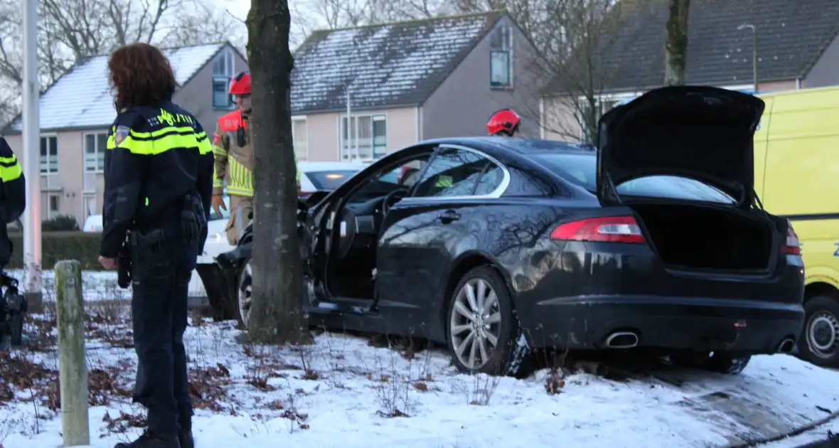 Twee gewonden bij ongeval op rotonde - Foto 5