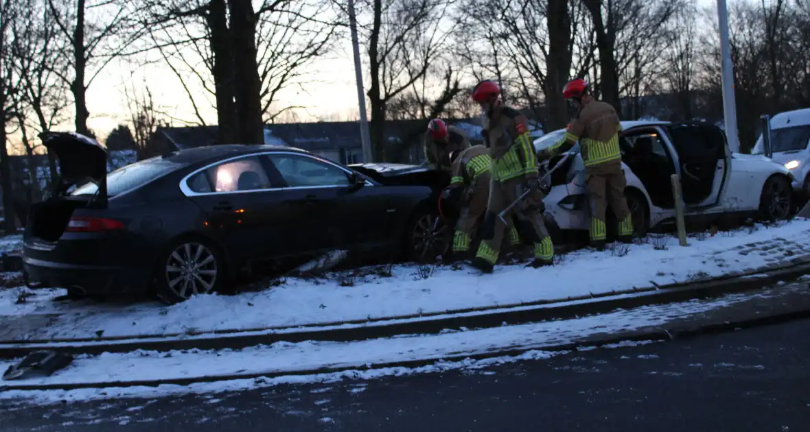 Twee gewonden bij ongeval op rotonde - Foto 6