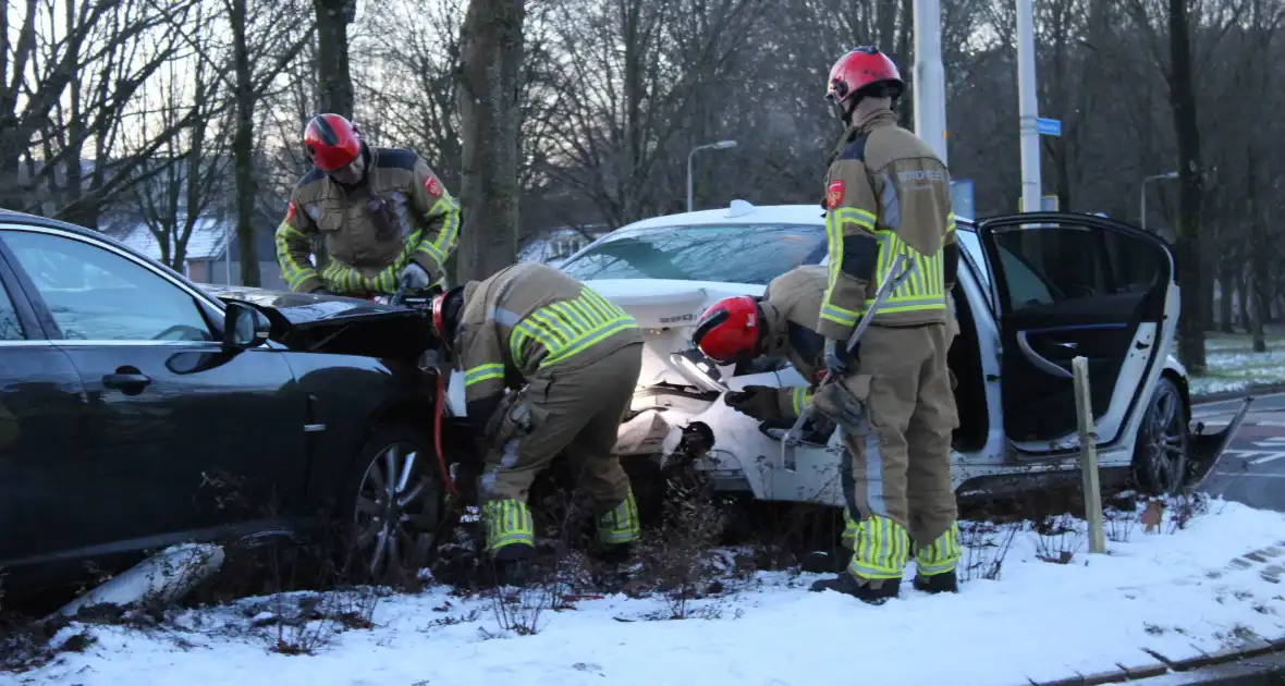 Twee gewonden bij ongeval op rotonde - Foto 7