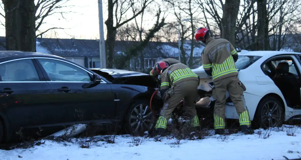 Twee gewonden bij ongeval op rotonde - Foto 8