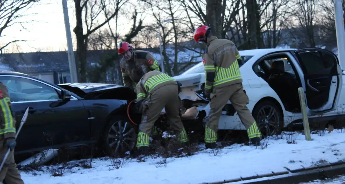 Twee gewonden bij ongeval op rotonde - Foto 9