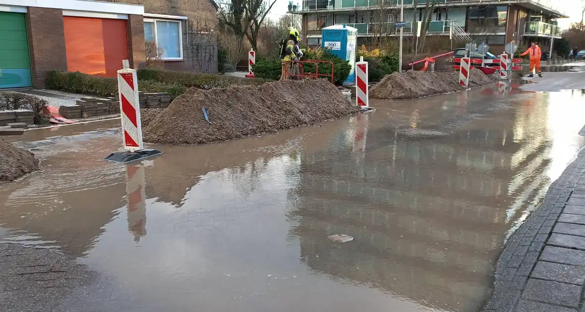 Gas en waterleidingbreuk zorgen voor gevaarlijke situatie - Foto 1